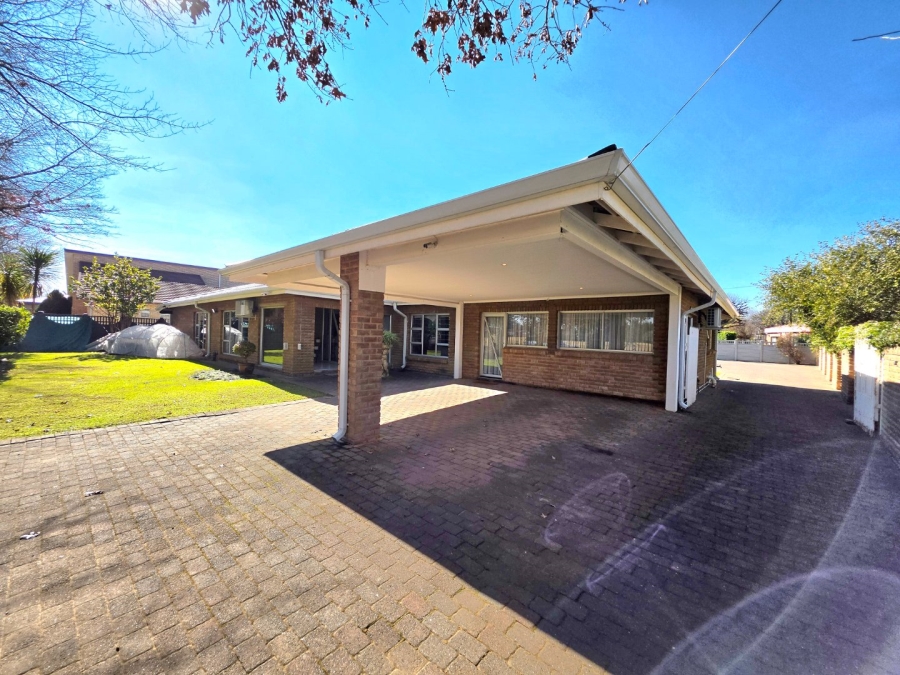 5 Bedroom Property for Sale in La Provance Free State